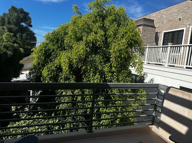 Building Photo - 425 11th St