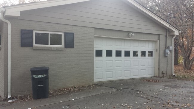 Building Photo - Large 2 Story Home 2540 SFT 3 Bed 2 Bath Home