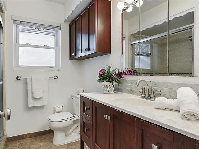 Building Photo - 7022 Kingsbury Dr