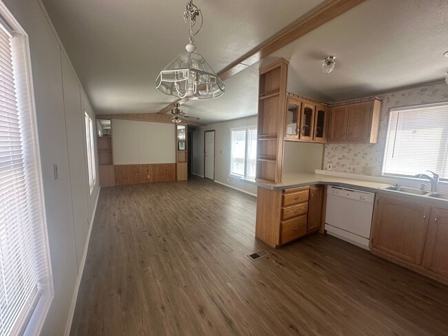 Building Photo - 2 bedroom/ 2 bath manufactured home