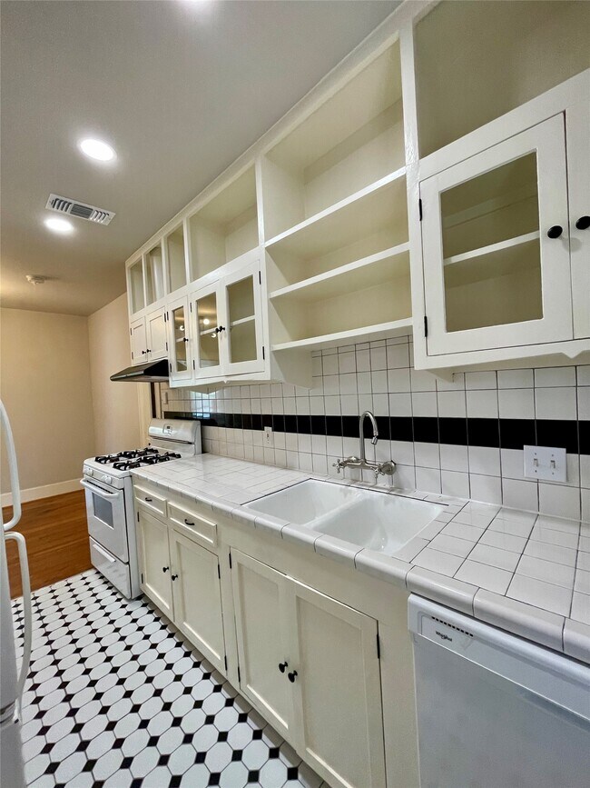 Building Photo - 1201 W Gray St