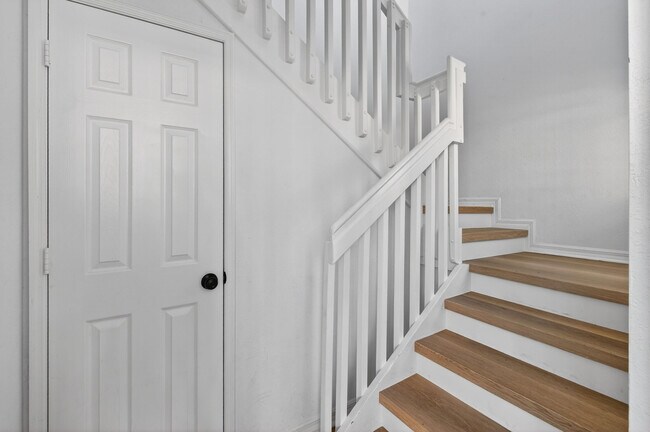 Building Photo - 2804 Sarento Pl