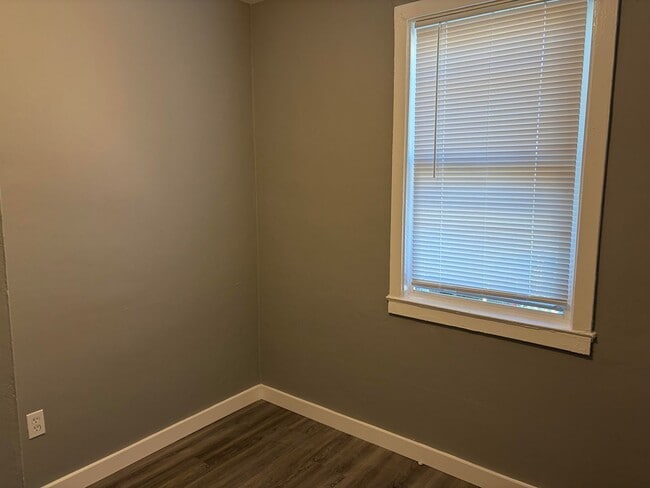 Building Photo - Newly Renovated 2 Story Townhouse in Garde...