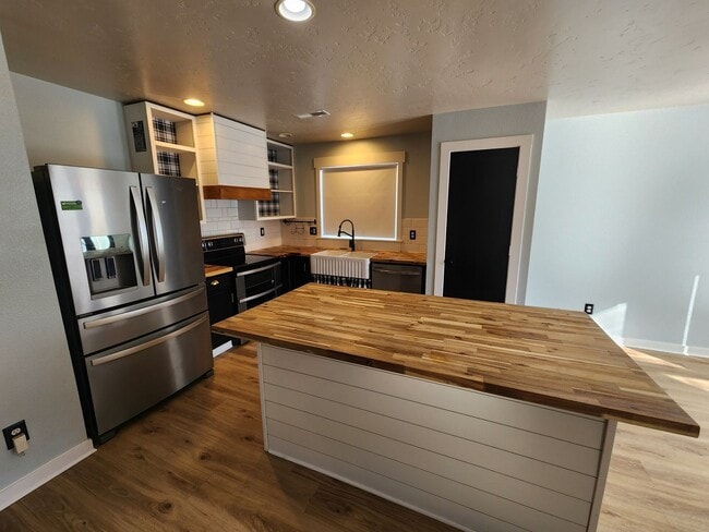 Building Photo - 3 Bedroom in Middleton