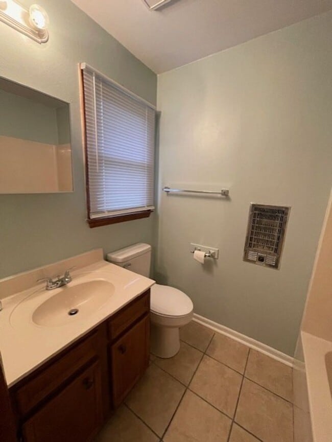 Building Photo - Must see this Adorable 1 bedroom 1 bath apartment . Located in Dallas