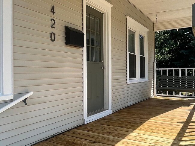 Building Photo - 420 N Ash St