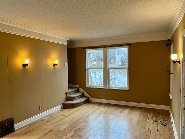 Building Photo - Charming 2 Bed 1 Bath Duplex Located in the Mansion District!