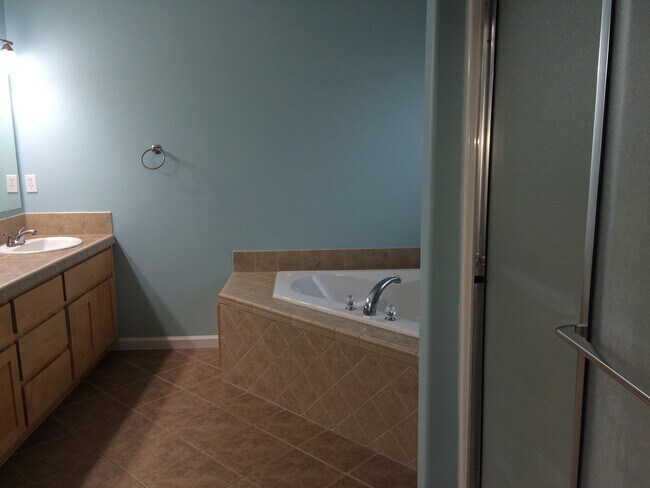 Building Photo - Large Home for Rent in Sage Point Service Area