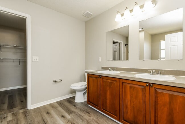 Building Photo - 1915 Crestridge Dr