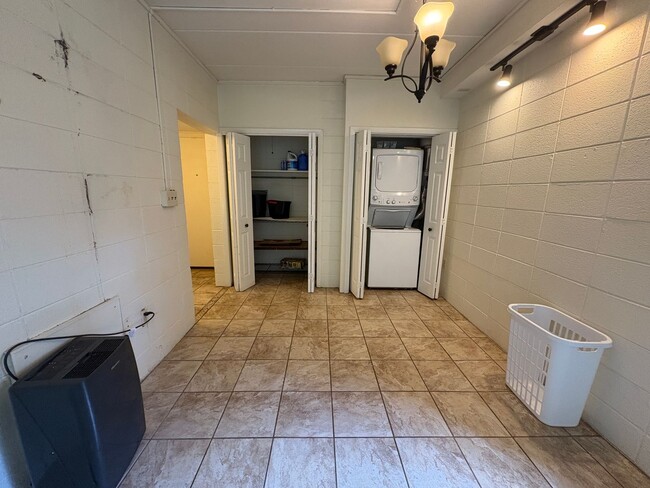 Building Photo - Brightwood - 900-B4
