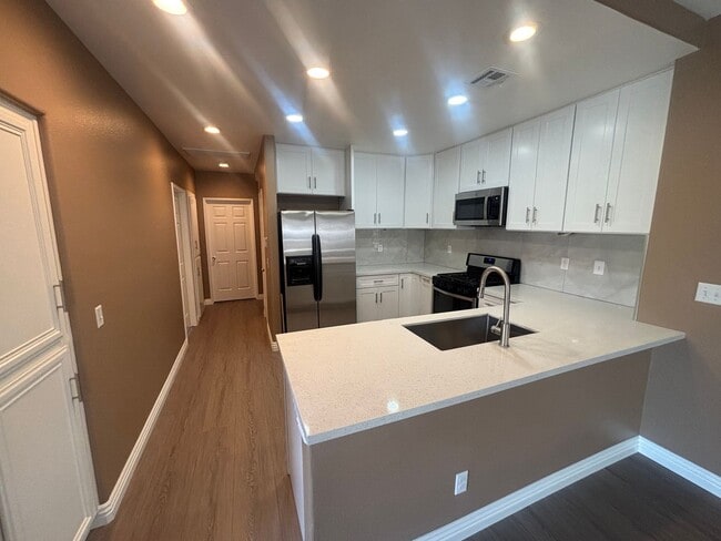 Building Photo - Beautiful 2-Bedroom Upper Corner Unit Townhome in Stevenson Ranch!
