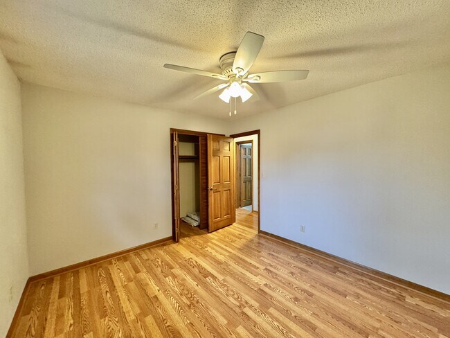 Building Photo - 702 W 6th Ave