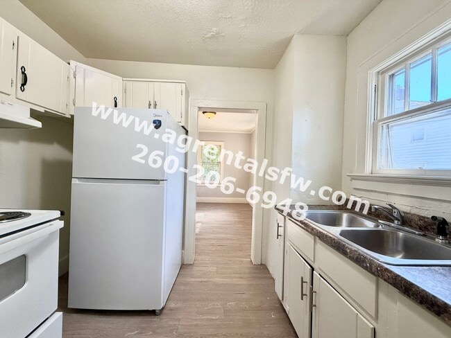 Building Photo - 2 Bedroom House