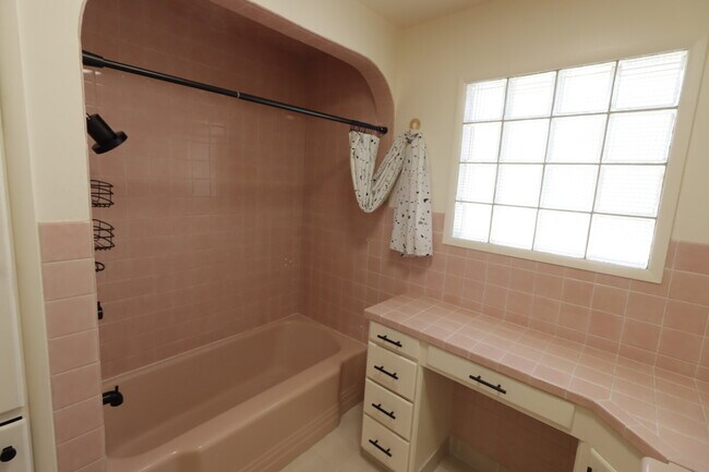 Building Photo - Charming 2 Bed / 1 Bath Home in Redmond!