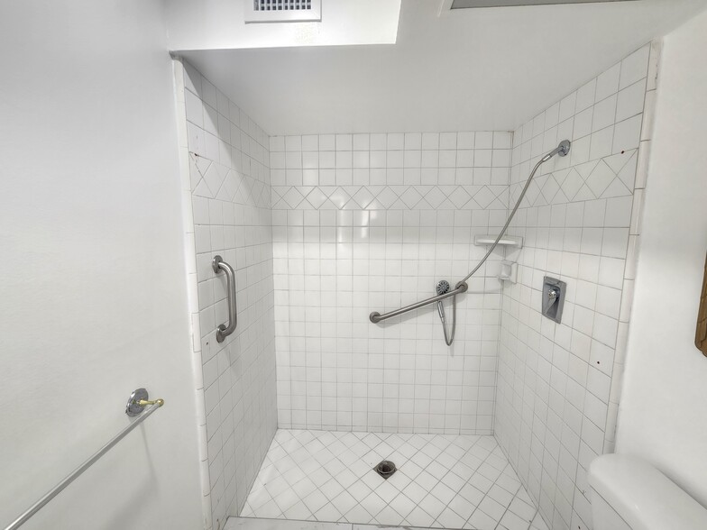 Building Photo - 11665 Babbitt Ave