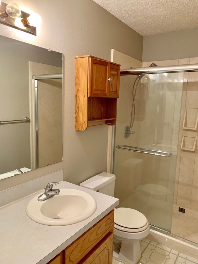 Building Photo - Pre-Leasing  - 3 bed 2 bath