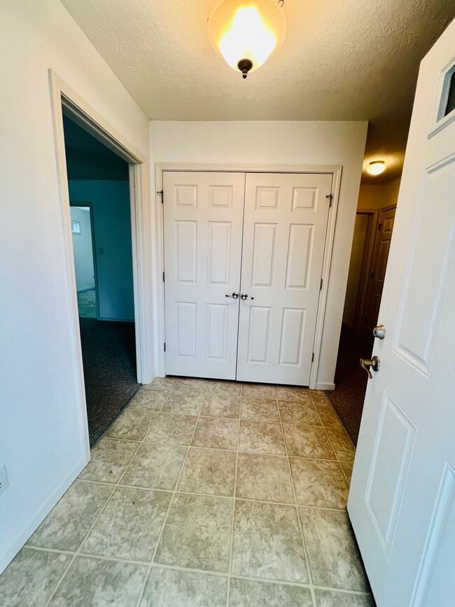 Building Photo - Townhouse Located at Pikes Place