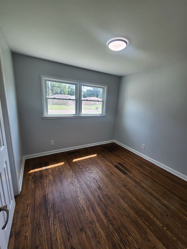 Building Photo - Beautiful 3 bedroom 1 bath with attached g...