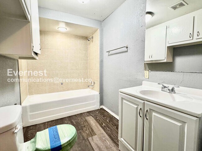 Building Photo - 3 Bed, 2 Bath with Fenced Yard / Pet-Friendly / Available Now!