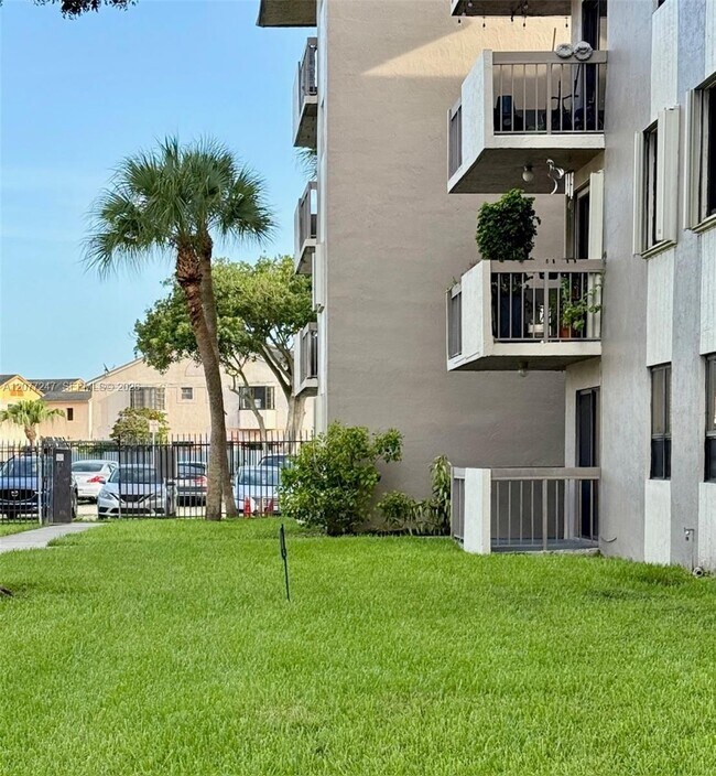 Building Photo - 1121 SW 122nd Ave