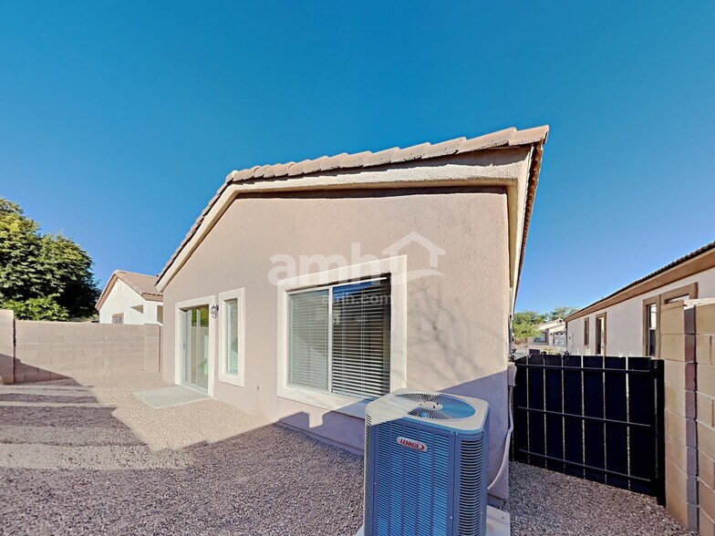 Building Photo - 124 E Calle Puente Azul