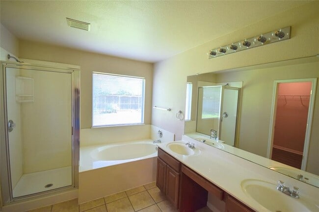 Building Photo - 102 Newport Landing Pl