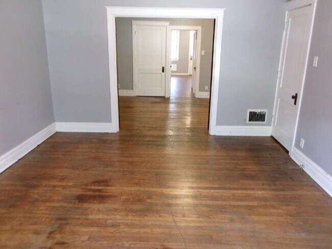 Building Photo - ** MOVE IN SPECIAL** Charming 1-Bedroom Apartment in South St. Louis