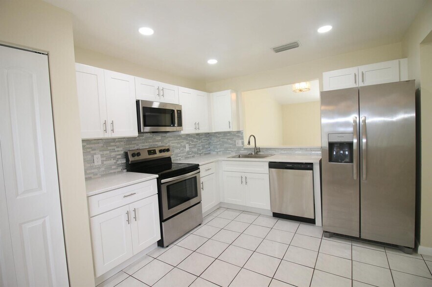 Building Photo - 6076 Strawberry Lakes Cir