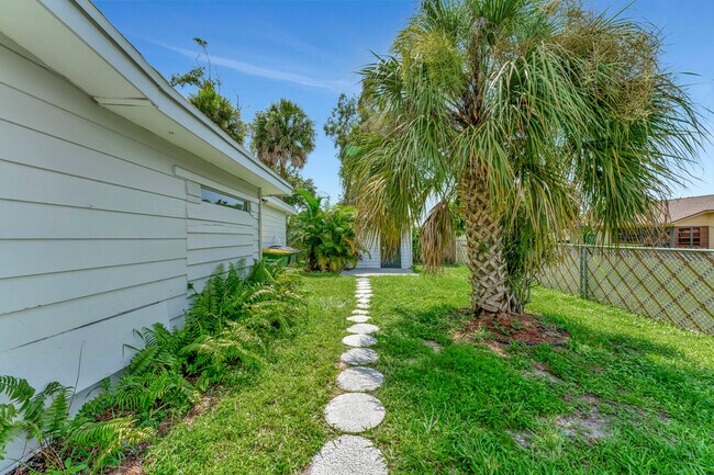 Building Photo - 733 Tarpon Ave
