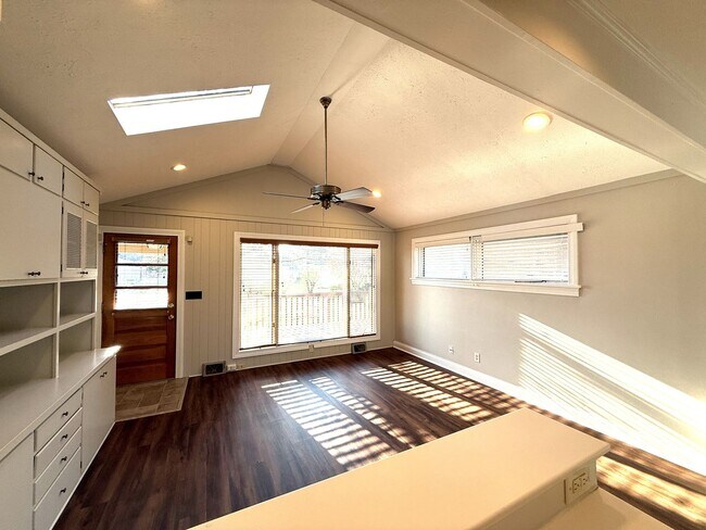 Building Photo - Spacious 3 Bedroom 2 Bath Home