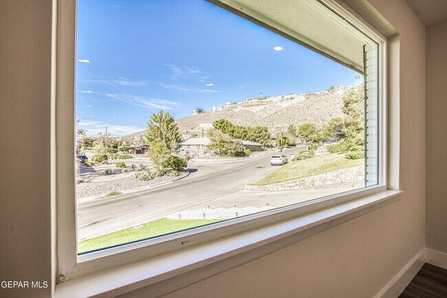 Building Photo - 1210 La Cruz Dr