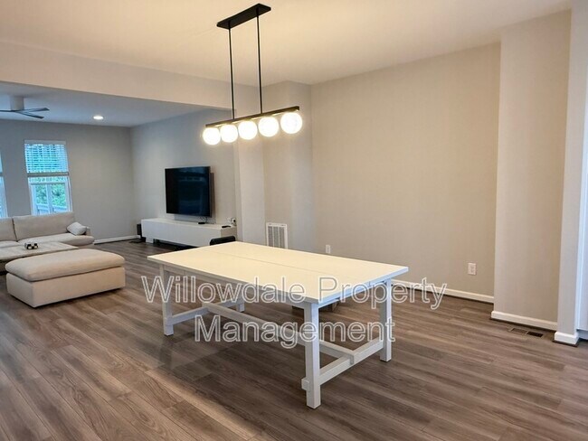 Building Photo - 1059 Lathrop Ln