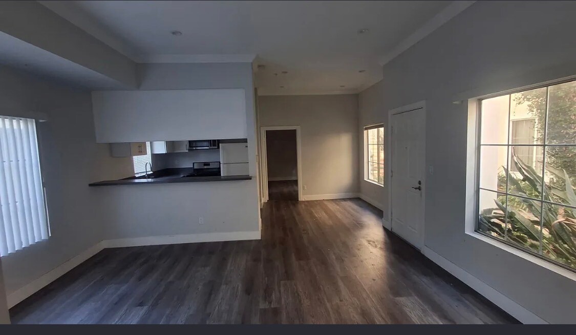 Building Photo - 4343 Ventura Canyon Ave