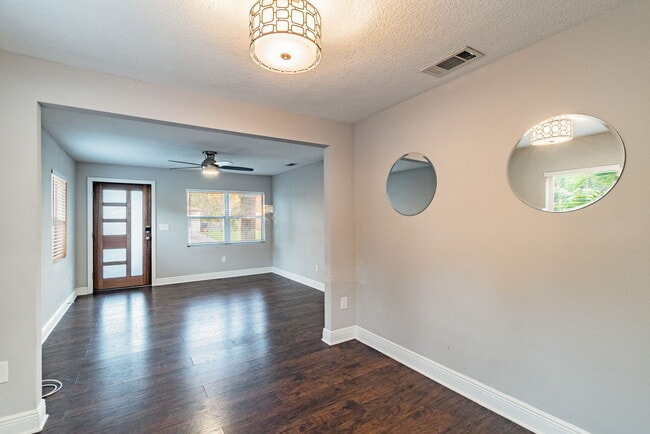Building Photo - 3208 W Napoleon Ave