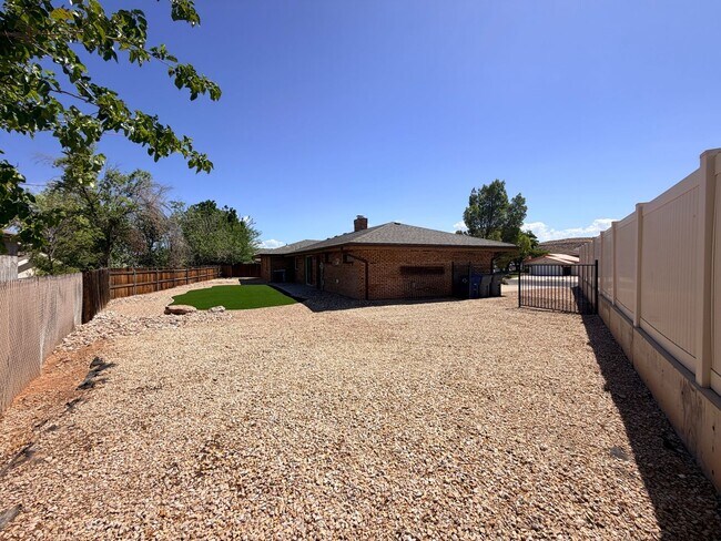 Building Photo - Beautifully remodeled 4 bedroom home with fully fenced backyard in Bloomington Hills with RV parking
