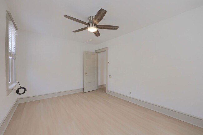 Building Photo - 40 W James St