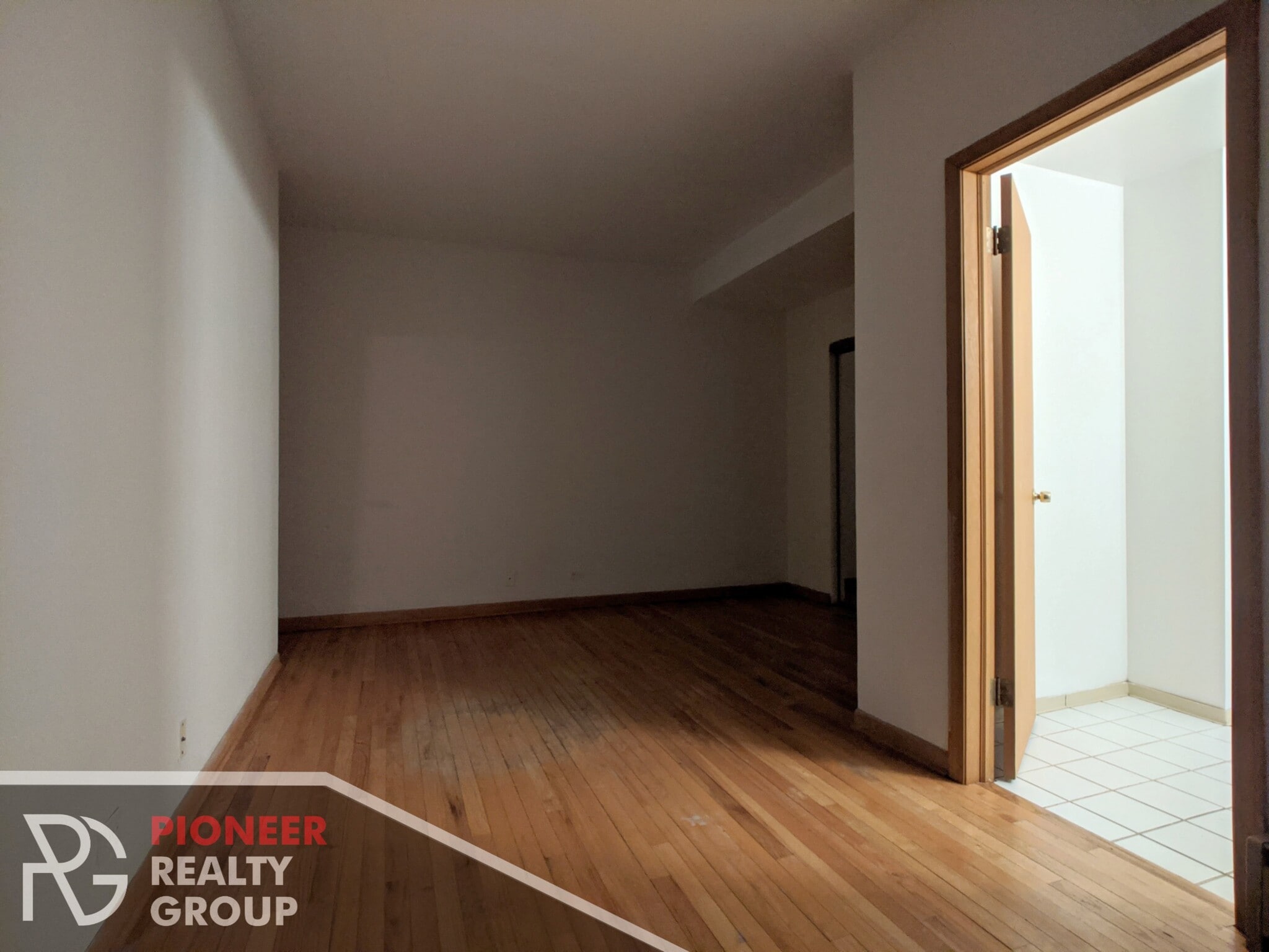 Building Photo - 634 W Barry Ave