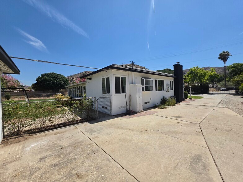 Building Photo - 9805 La Tuna Canyon Rd