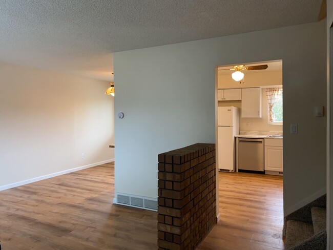 Building Photo - Start Lease by 1/5/25 and Get $500 Off 1st...