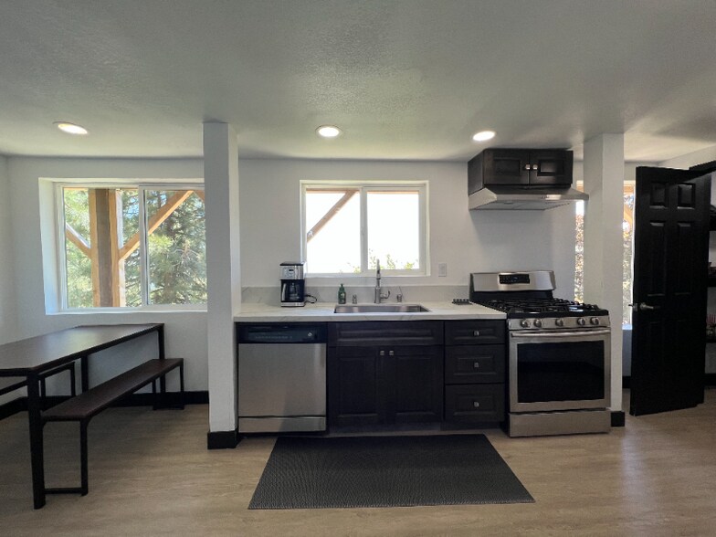 Building Photo - 1960 Willow Dr