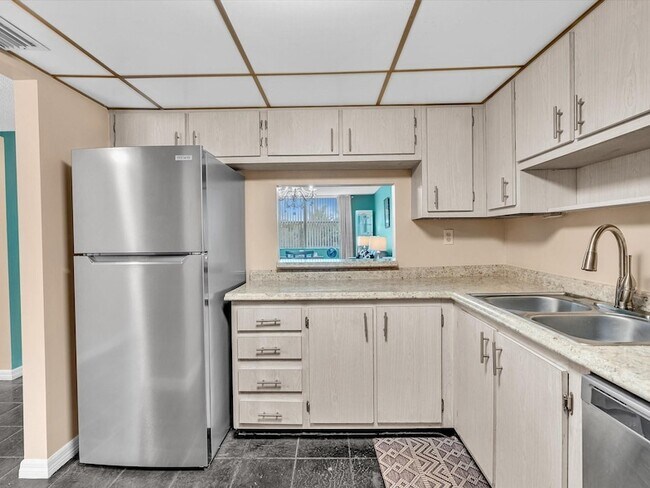 Building Photo - 6570 Royal Palm Blvd