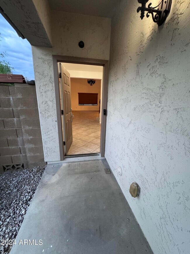 Building Photo - 2110 W Kathleen Rd