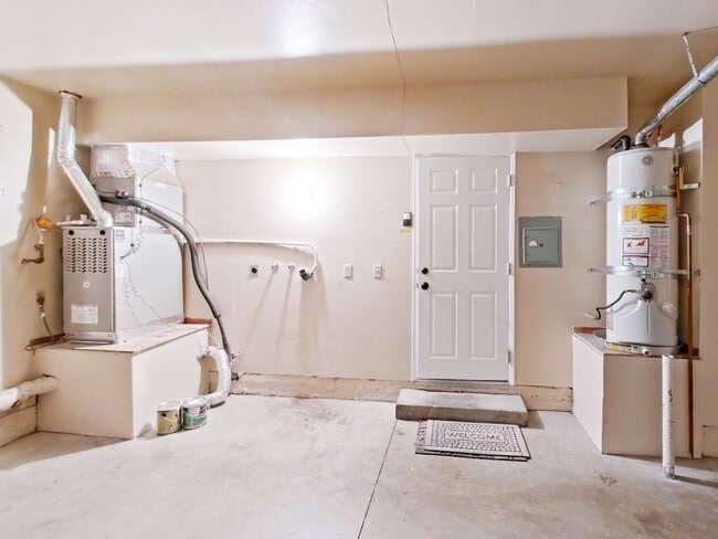 Building Photo - Lakeview Townhouse - 2 Bed / 1 ½ Bath