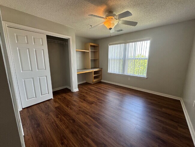 Building Photo - 3 bed 3 bath student and family housing ap...