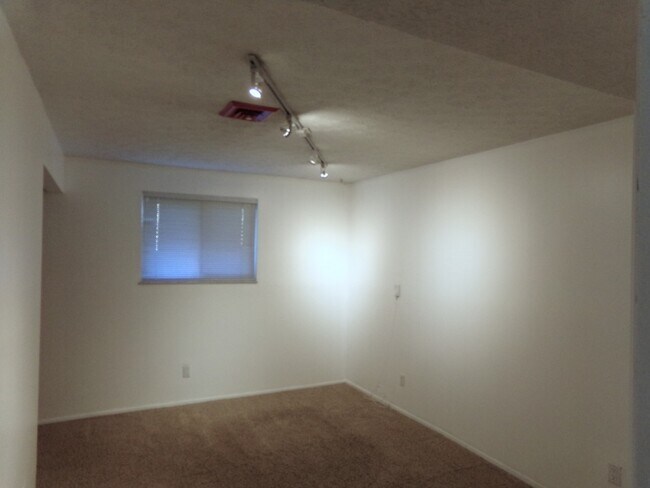 Building Photo - COMING SOON! 4 Bed 2.5 Bath Beavercreek Home!