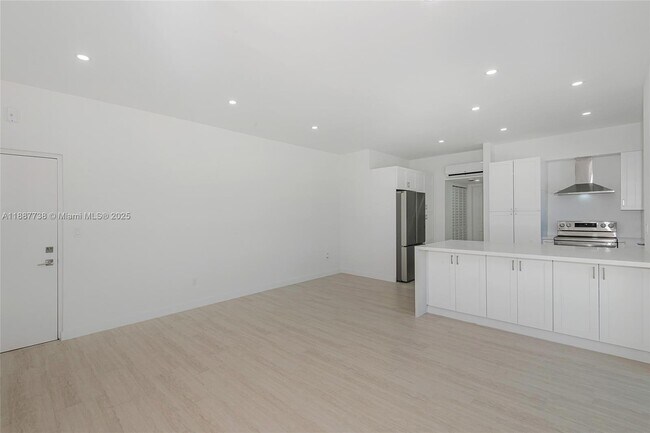 Building Photo - 1960 Marseille Dr