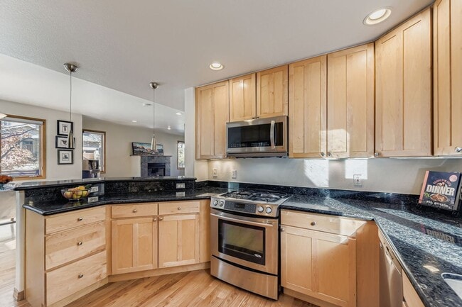 Building Photo - 932 Poplar Pl