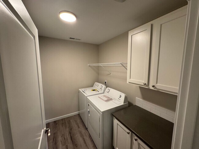 Building Photo - Brand New 3 Bed / 2.5 Bath Duplex! $250 Am...
