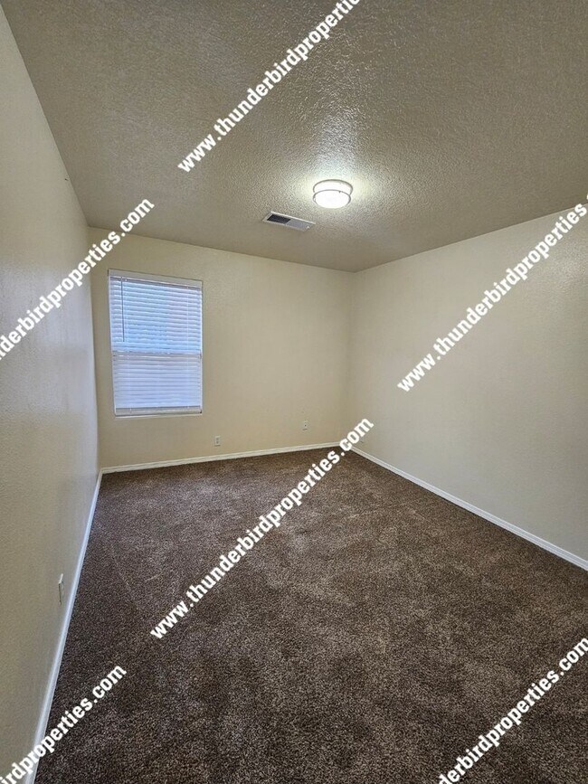 Building Photo - Great location - 4 Bedroom, 2 Bathroom, 2 ...