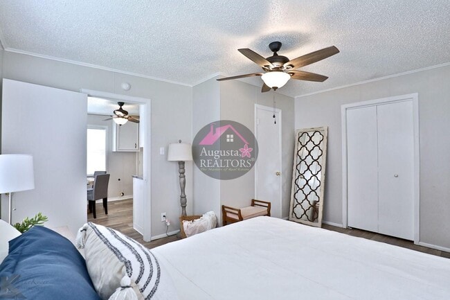 Building Photo - 3 Bedroom With Fresh Updates!